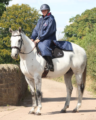 EQUIDRY waterproof horse riding raincoat All Rounder Original thick fleece Women's Navy/Raspberry side view on horse
